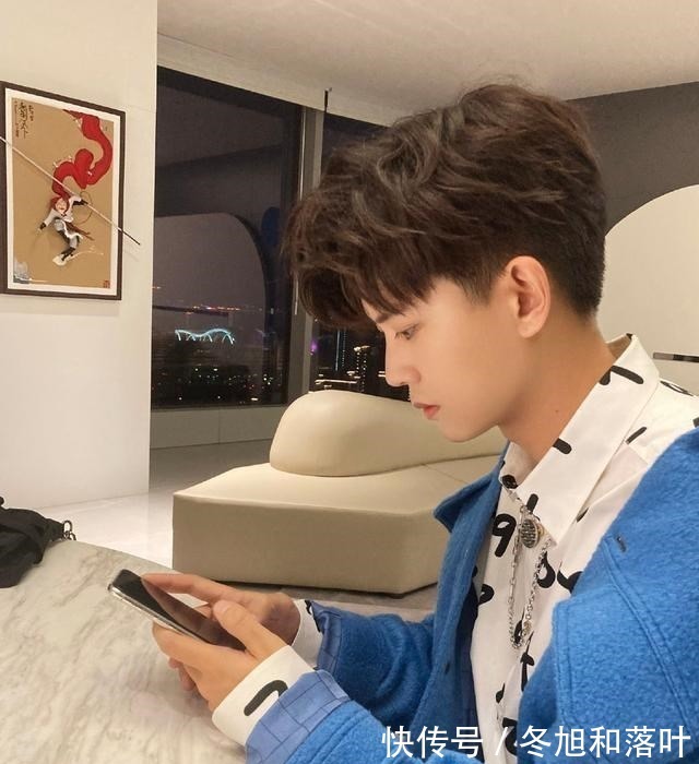 節(jié)目|任嘉倫穿藍(lán)衣錄制節(jié)目,一路奔跑很開心,像極了校園的學(xué)長