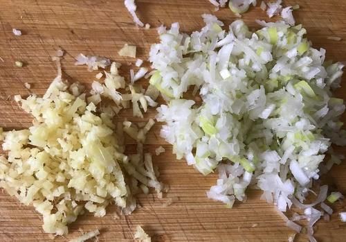 这样做猪肉韭菜饺子馅,好吃没有汤