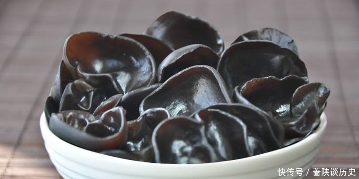 泡发木耳,用冷水还是热水?大厨说多加2样东西,泡得又快又干净