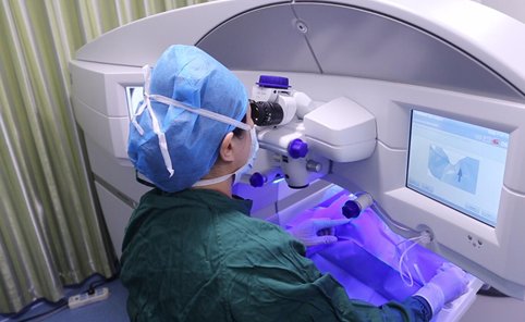 视力|高考结束考生扎堆摘镜,记者实地探访近视手术医院