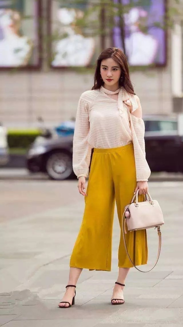 女性|街拍: 高跟鞋显高又时尚,带给女性成熟的魅力