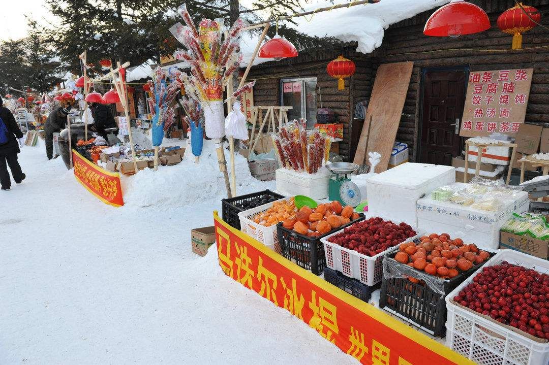 泰山|东北雪乡因15元烤肠遭吐槽，对比泰山5元矿泉水，你觉得哪个贵？