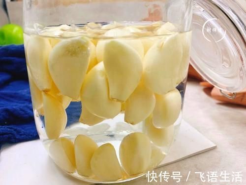 米醋|腌腊八蒜时,牢记别放错“醋”!多加这2味,又香又脆,绿如翡翠