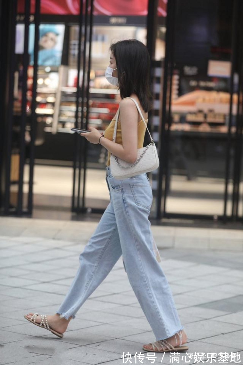 搭配|浅蓝色牛仔裤搭配黑白背心,活力十足