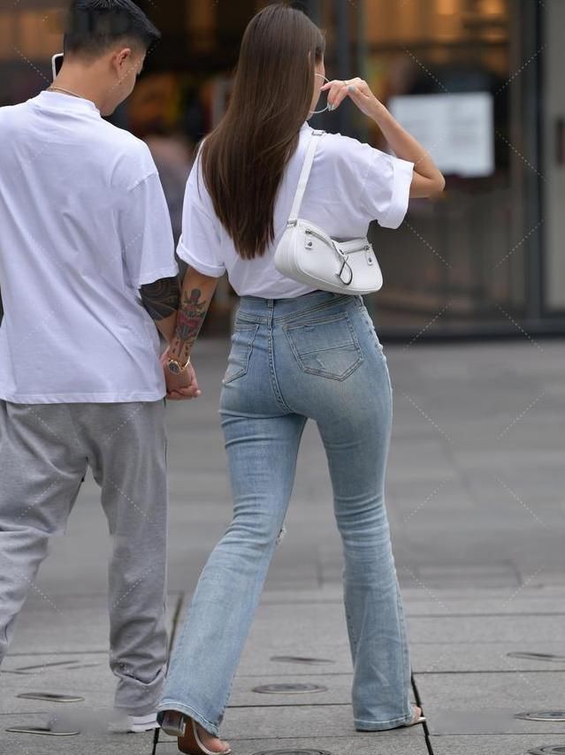 破洞喇叭裤配上可爱的印花白T，个性十足的休闲风范