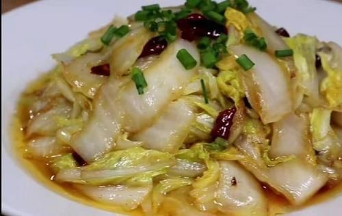 炒大白菜时,马上下锅就错了!大厨教你一招,鲜嫩脆爽、不出水