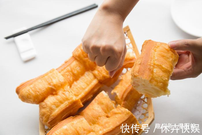 空心|炸油条时,用酵母、泡打粉都不对!教你正确做法,油条金黄又酥脆