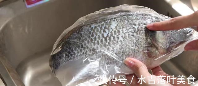 解冻鱼不能直接用水泡，海产老板教我一招，解冻后和新鲜买的一样！