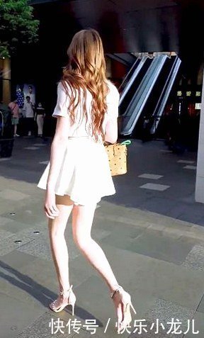 粉色|粉色上衣搭白色短裙,娉婷袅娜