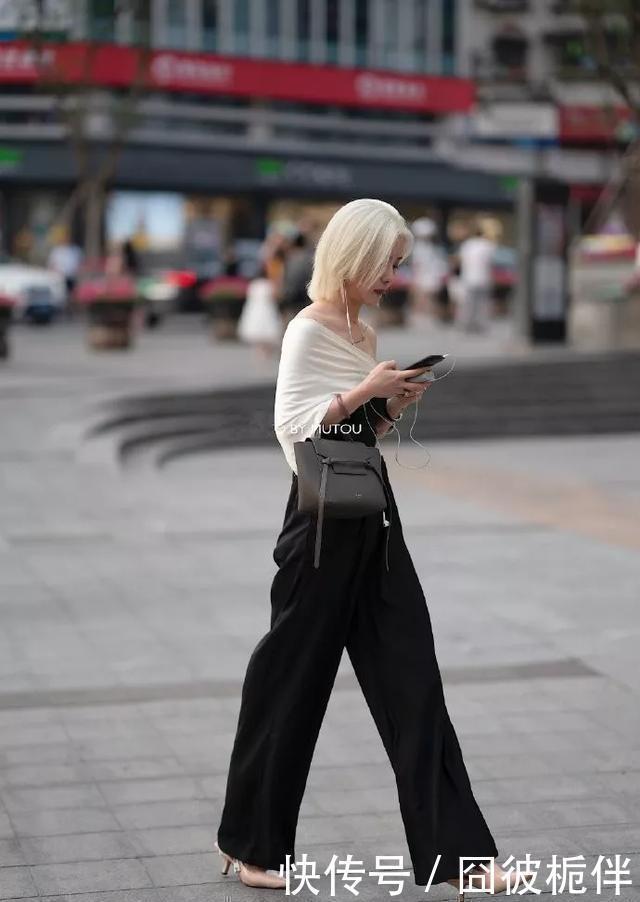 街拍 美女肉色连衣裙搭配一双气质的尖头高跟鞋,带着优雅与飘逸的姿态