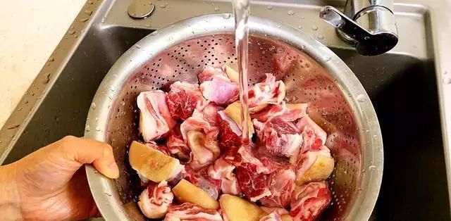 牛肉|炖牛肉,最好不要直接焯水,加上这1步,炖好的牛肉“不腥不柴”