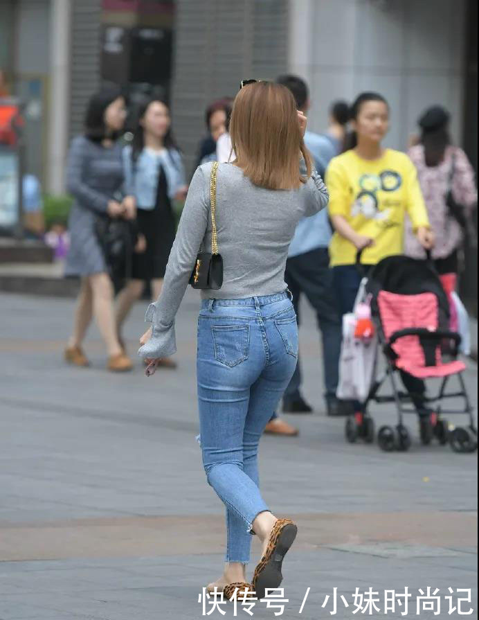 女孩子|街拍：微胖女孩怎样穿更好看 喇叭袖短衫搭配破洞牛仔裤, 时髦性感