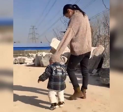 萌娃因拥有了一顶“新帽子”火了，网友：这位宝妈也太有才了吧！