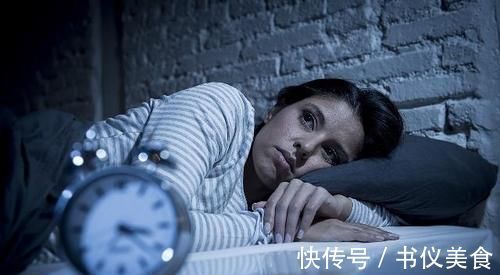 负面情绪|失眠原来还能这样治？医生：坚持吃一种“零食”，晚上睡得香