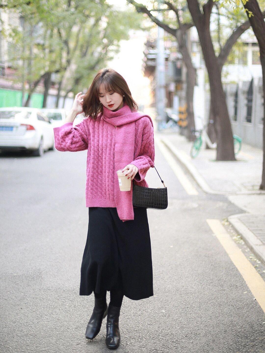 子女生 冬天毛衣怎样搭配出时尚感!紫色毛衣搭配皮裙,高级又不失个性!