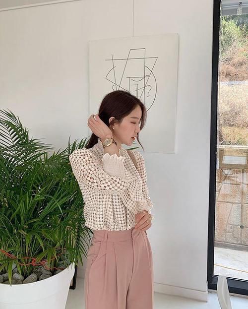 时尚街拍：黑色半身鱼尾裙搭小香风外套，气质感十足