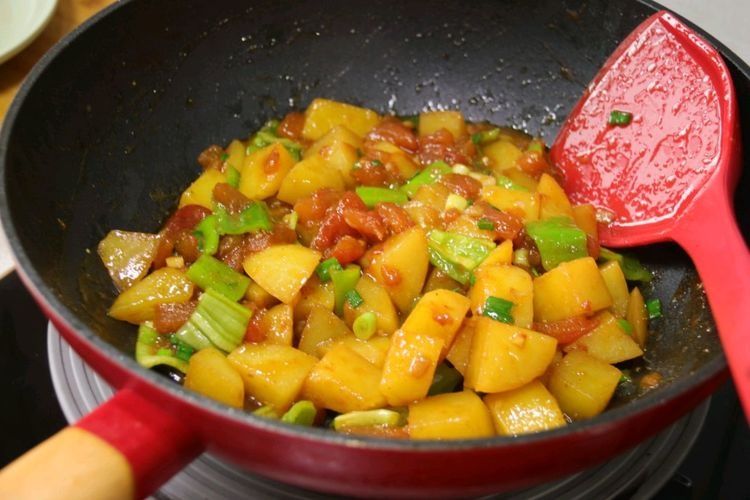 2个土豆加2个西红柿，简单一烧，比肉还好吃