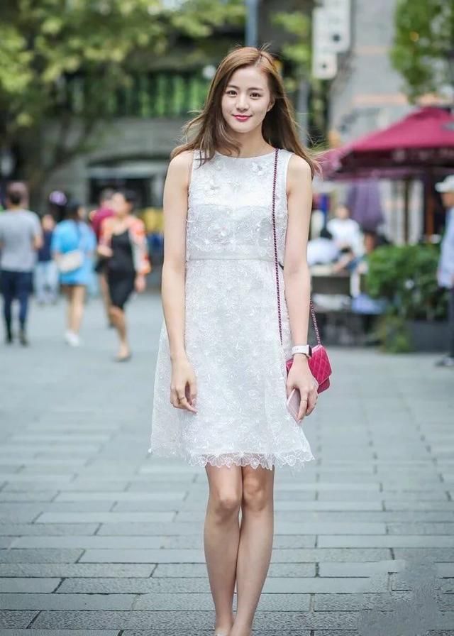 街拍穿白色连衣裙的小姐姐,优雅又端庄,人见人爱