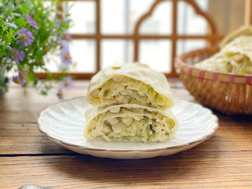 老妈闺女家小住，点餐要求吃菜卷子，女儿蒸了两大锅，全家吃美了