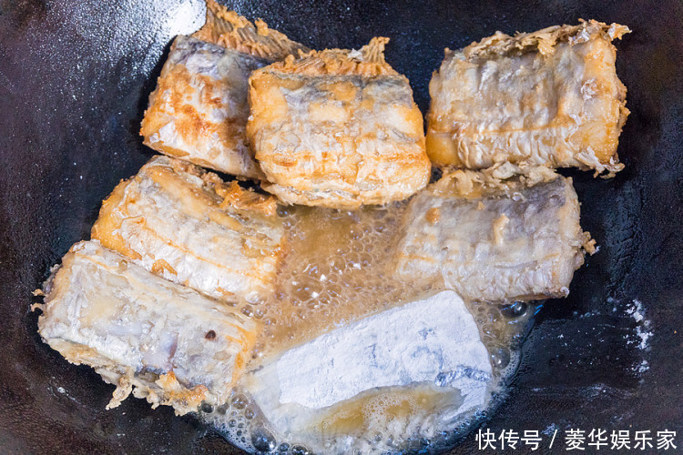 吃光|炸带鱼时,记得加点它,酥脆无腥味!上桌就吃光,全家人都喜欢