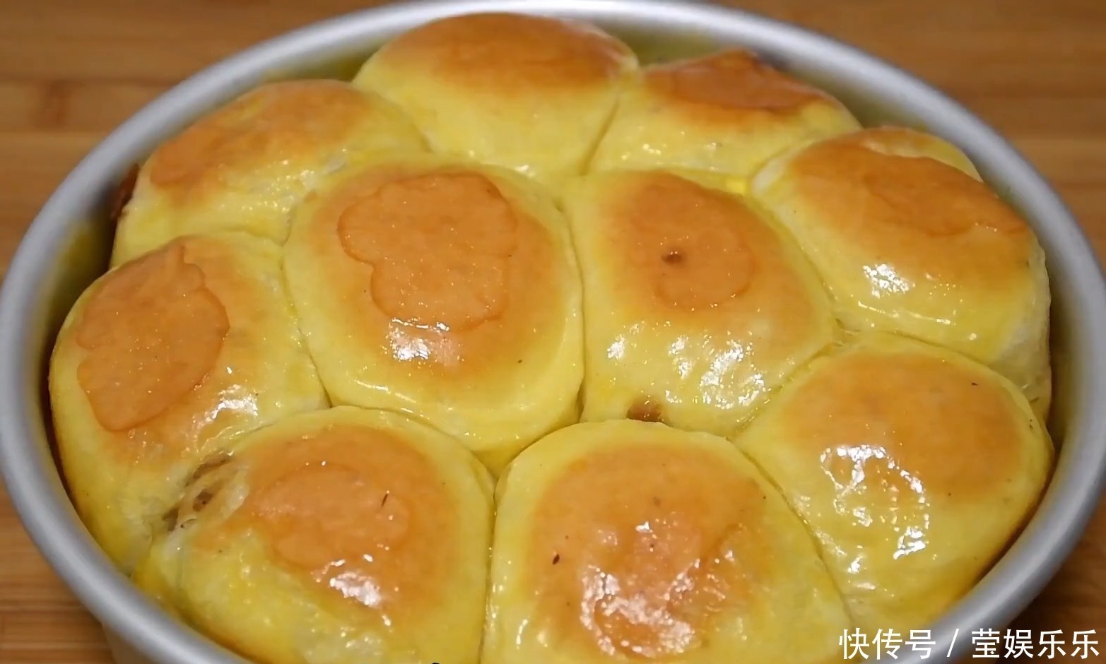 面团|1碗面粉,加4个鸡蛋,不用水,不用烤箱,教你做柔软香甜拉丝面包