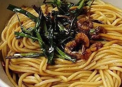 面条煮一煮,再拌一拌,好吃的葱油拌面就做好了,做法超简单