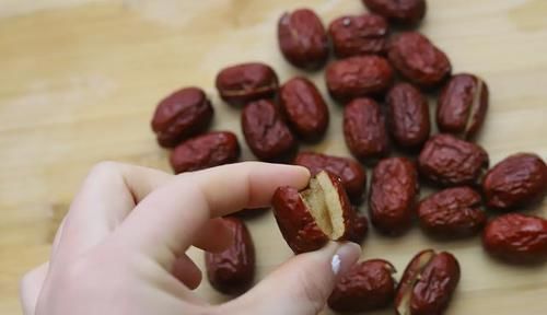 营养|女人补气血的“小零食”,做法很简单,每天来几颗,健康又营养