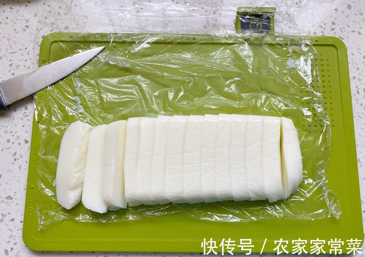 牛奶裹上面粉炸一炸，香酥可口，浓浓的奶香味，大人孩子都爱吃