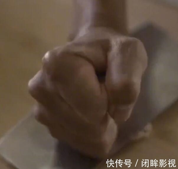 剥蒜|撒贝宁用刀剥蒜！刀面压蒜手握拳重锤，惊得身边众人直呼：小心手