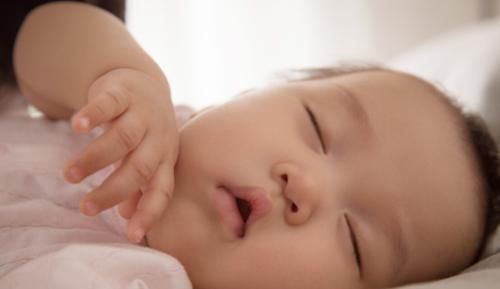 家长|在宝宝的依恋期内，家长带娃睡觉可培养“熟悉感”，错过难弥补