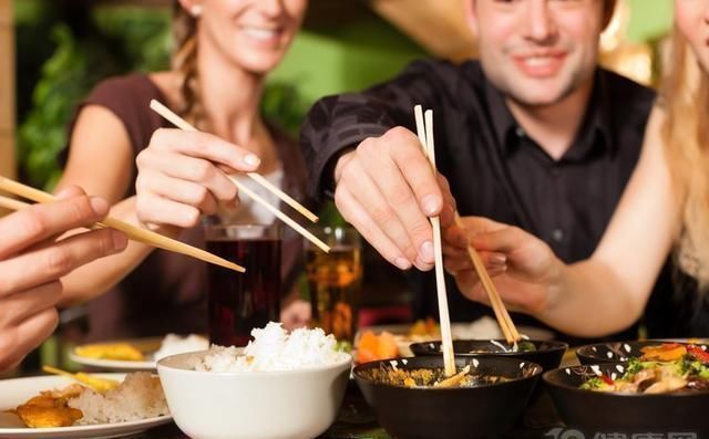 太饱|治胃病，别老花冤枉钱中医吃饭少做3件事，养胃事半功倍