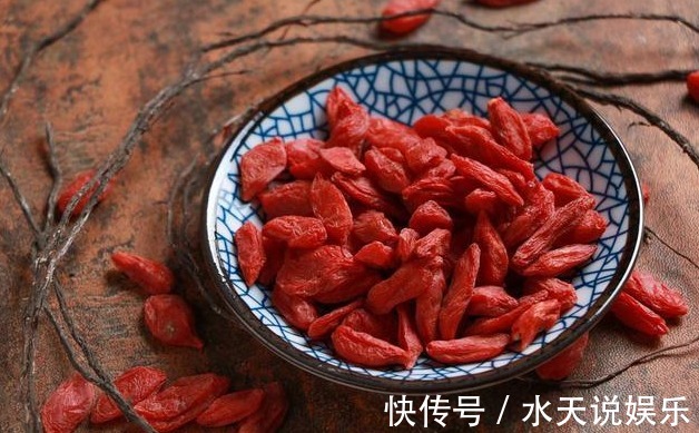 睡眠质量|晚上吃枸杞,胜过人参汤,2个方法发挥枸杞最大功效,望周知