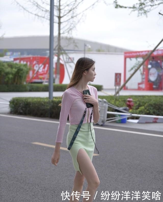 孩子|连衣裙是一种时尚,配“粉色长袖”,让街头美女秀出苗条身材