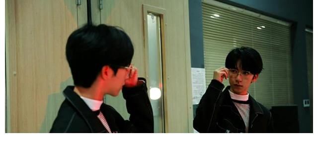 時(shí)代少年團(tuán)賀峻霖曬九宮格，牛仔衣搭配條紋內(nèi)搭，除了帥也說不出其他