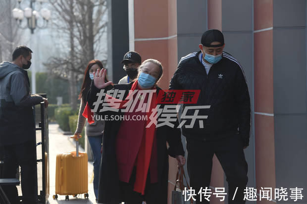 独家:王俊凯等亮相文联春晚录制 造型精致状态佳