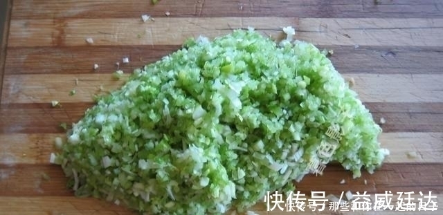 面食|婆婆给家人做的包子,清脆可口好吸收,遇到这馅别错过要懂得吃