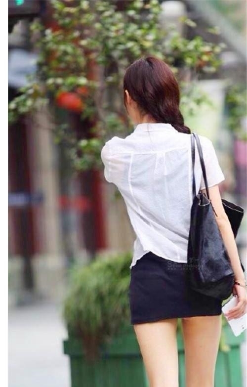  街拍柔美娇俏的小姐姐，秀出青春活力范，笑容甜美可爱