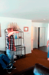 |搞笑GIF:妹子,你把我的步伐全打乱了!