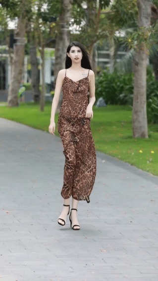 小姐姐|街拍:豹纹连衣长裙搭配黑色高跟鞋,展示高挑好身材,这气质堪称绝美