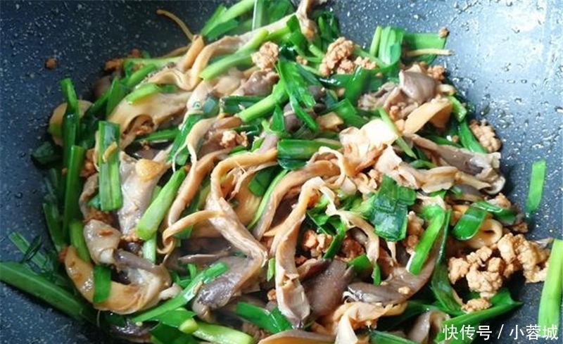 韭菜平菇一起炒,家常美味,好吃很下饭,根本吃不够