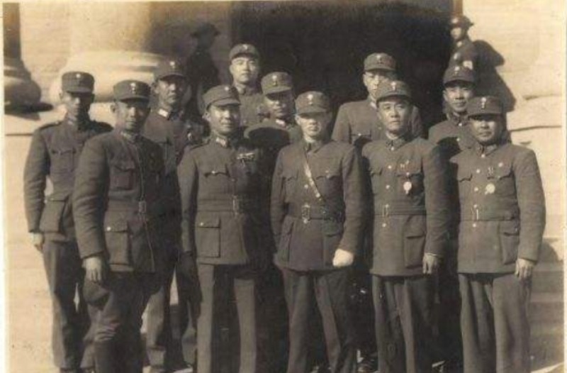 没能|他没能兑现“与城共存亡”的誓言,老蒋下令枪毙他,百姓联名求情