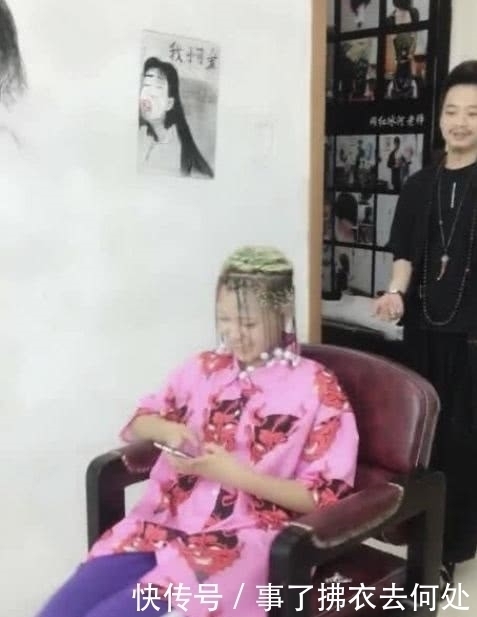 美女|美女去理发店剪了一个独特的发型，网友：墙上的造型更吸引眼球