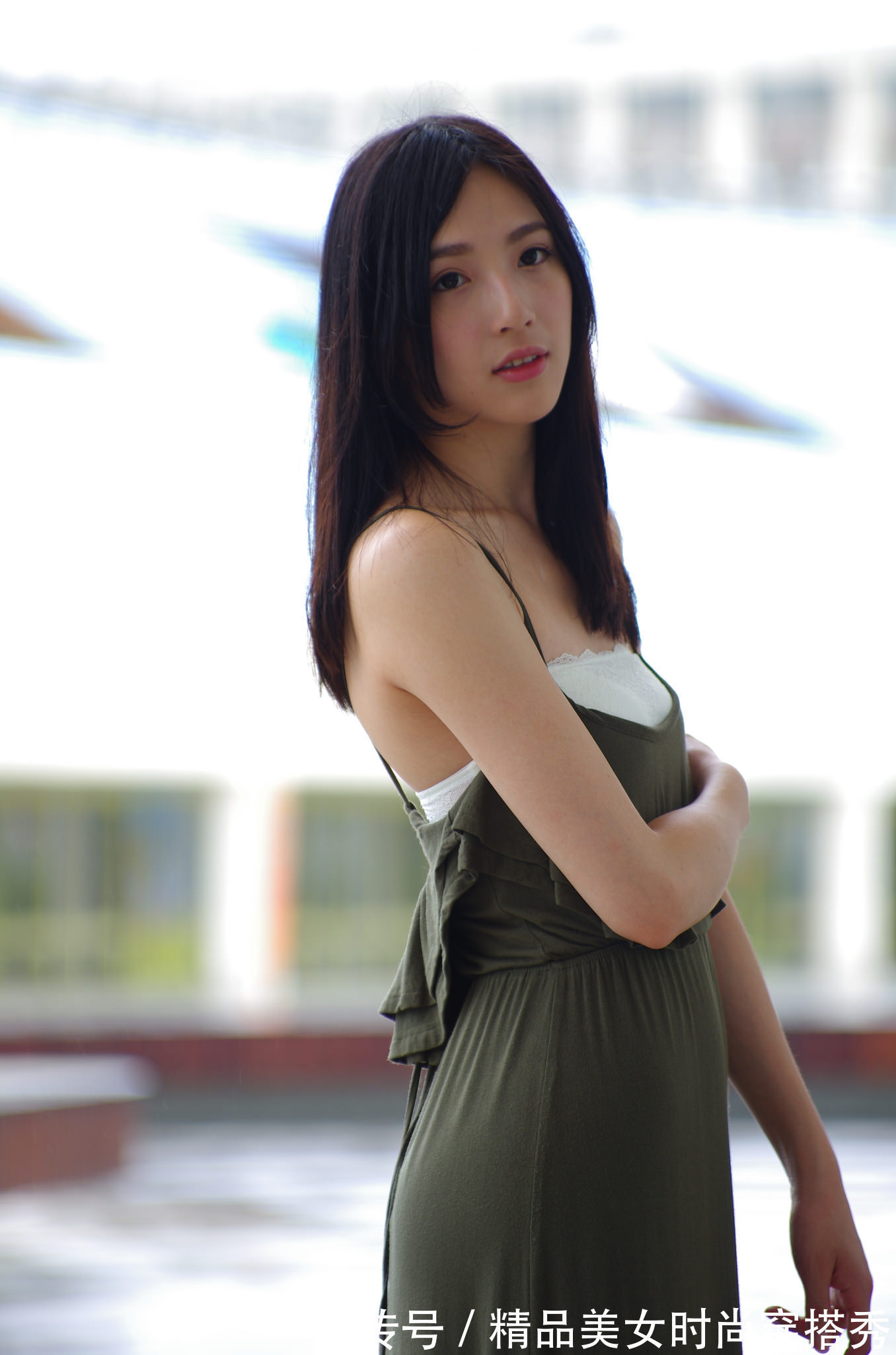 女生们|简单而不失风度的吊带连衣裙,很值得不会穿搭的女生们收藏起来