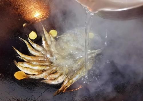 只需4个小技巧，教你做出鱼身完整，汤质雪白的营养鱼汤