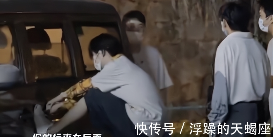 鹿晗耍酷開車門,手腳都用上了還是沒打開,正確打開方式令人汗顏