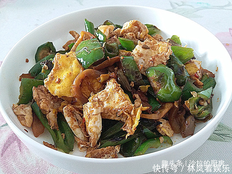 抢手|青椒鸡蛋新吃法,爽脆鲜香入味超下饭,比肉还抢手,全家都爱吃