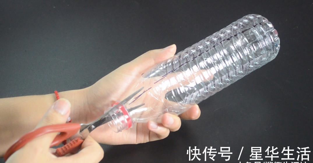 把毛巾塞进矿泉水瓶, 解决了一大堆人出游遇到的难题, 赶紧试一试