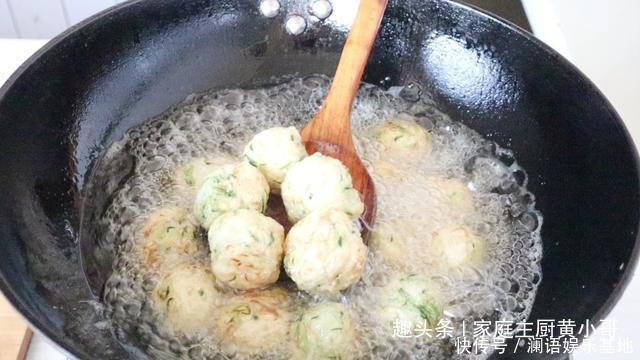 淀粉|做萝卜丸子时,加淀粉就错大了,大厨教你正确做法,味道格外香