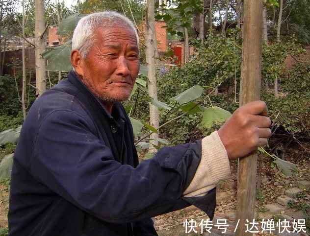 抽烟|113岁老人抽烟喝酒不运动,他说长寿很简单,只需坚持一件事