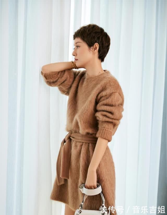 焦糖色 40岁左右的女人别毛衣配裤子,学马伊琍毛衣“新搭配”,很高级